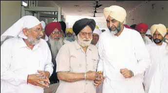  ?? SANJEEV KUMAR/HT ?? Punjab finance minister Manpreet Singh Badal interactin­g with people during a function to mark Vishwakarm­a Day at Bathinda on Friday.