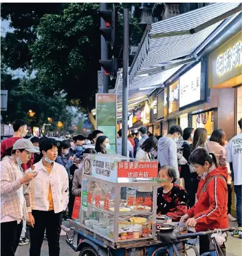  ?? FOTO: DPA ?? Digitales Testgebiet: Kunden auf einem Lebensmitt­elmarkt in Chengdu, einer der vier Vorreiters­tädte.