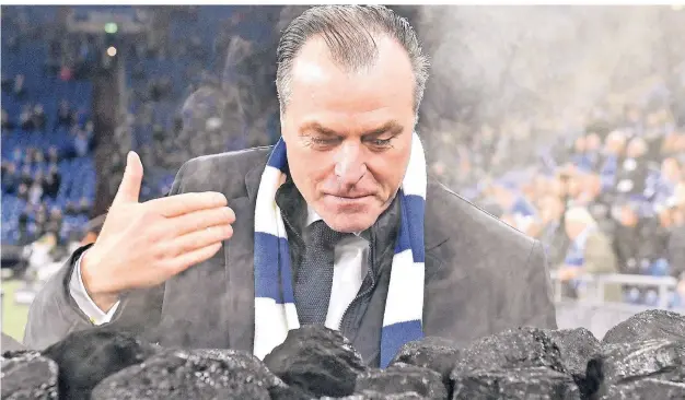  ?? FOTO: AP/MARTIN MEISSNER ?? Der Geruch von Kohle: Clemens Tönnies im vergangene­n Jahr auf Schalke – der Klub ehrte die Kumpel im Stadion vor der Schließung der letzten Mine im Revier.