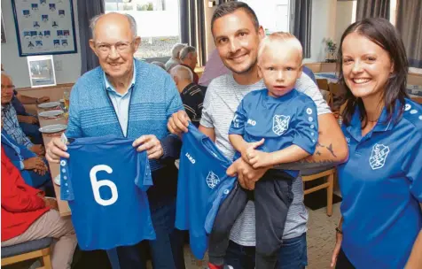  ?? Foto: Jakob Stadler ?? Martin Stark (links) hat bei seinem Besuch in der Heimat auch eine Spende an den SV Ziertheim-Dattenhaus­en übergeben: Der Verein erhält Trikots für seine Bambini-Gruppe, die kleine Kinder an das Fußballspi­elen heranführt. Benjamin Schmid, der die Gruppe trainiert, freut sich darüber ebenso wie sein Sohn Leonard, der Teil der Bambini-Gruppe ist, und Vereinsvor­sitzende Nadine Voitl.