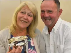  ??  ?? ●● Jeremy Heathcote presenting Sheila Franks with her cup