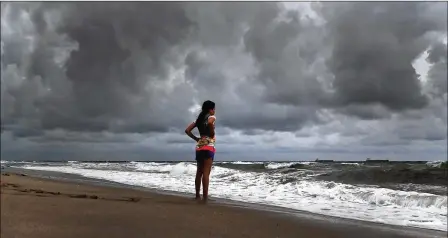  ?? TRIBUNE NEWS SERVICE ?? Alicia Herrera, 10, visiting from Germany, doesn’t let dark clouds ruin her day Friday in Fort Lauderdale. A flood watch is expected for South Florida this morning as a result of Subtropica­l Storm Alberto. Forecaster­s said Alberto could become a weak...