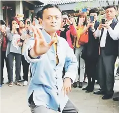  ??  ?? Jack Ma demonstrat­ing his Tai Chi skills.