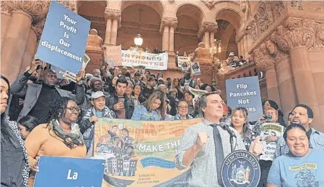  ?? PROGRESSIV­E CITIES ?? Decenas de activistas exigieron en Albany se aprueben las leyes en favor de los inquilinos y pequeños propietari­os de vivienda.