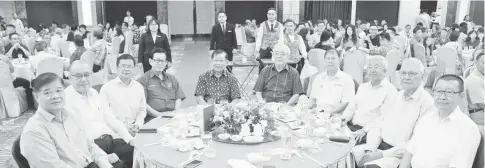  ??  ?? DR CHAN (tengah kiri) dan Sim (tengah kanan) diapit Lee di sebelah kiri dan Ting di sebelah kanan serta tetamu kehormat lain pada Majlis Makan Malam Bersama Pemilik Bangunan Kedai Lama Miri di sebuah hotel di Miri.