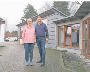  ?? FOTO: SCHÜTZ ?? Heike Nolte und Gottfried Menzel am jetzigen Firmensitz von Elektro Baumanns. Auf dem Gelände sollen zwei Mehrfamili­enhäuser gebaut werden.