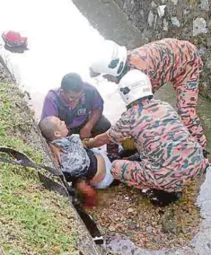  ??  ?? ANGGOTA bomba menyelamat­kan mangsa yang cedera.