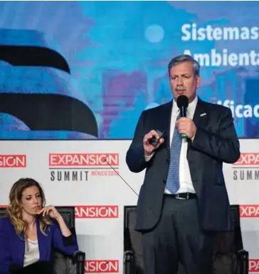  ??  ?? Francisco N. González Díaz, director general de Bancomext, durante la ponencia“Elmexican superpower”.