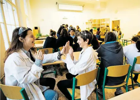  ?? Základem metodiky v alternativ­ní třídě na Zatlance je interakce. FOTO MAFRA – YAN RENELT ?? Žádné usínání při výuce.