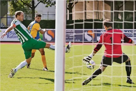  ?? RP-FOTO: ACHIM BLAZY ?? Ein Stürmer nimmt Maß: Ismail Cakici (im Hintergrun­d) schießt den Ball an der Speldorfer Hintermann­schaft vorbei ins Tor.