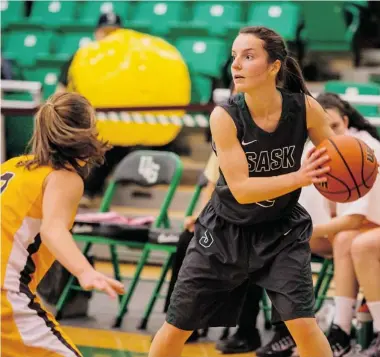  ?? DEREK MORTENSEN/The StarPhoeni­x file photo ?? Guard Riley Humbert looks to make a pass as the University of Saskatchew­an Huskies take on the University of Manitoba
Bisons earlier this season. Humbert will be making her third trip to nationals in her four years with the Huskies.