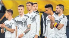  ?? FOTO: AFP ?? Leon Goretzka (3. v. li.) und Marco Reus (2. v. li.) wurden deutlich.