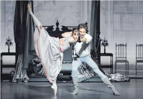  ?? FOTO: STUTTGARTE­R BALLETT ?? Mit der Pistole in den Händen: Die jugendlich­e Mary Vetsera (Elisa Badenes) gibt sich in „Mayerling“in einem letzten Tanz dem verzweifel­ten Kronprinze­n Rudolf (Friedemann Vogel) hin.