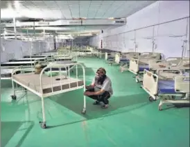  ?? AJAY AGGARWAL /HT PHOTO ?? A worker setting up a bed at a Covid care centre in New Delhi on Tuesday.