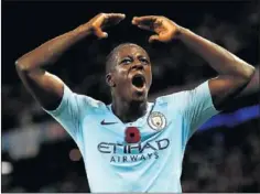  ??  ?? Benjamin Mendy celebra un gol esta temporada con el City.