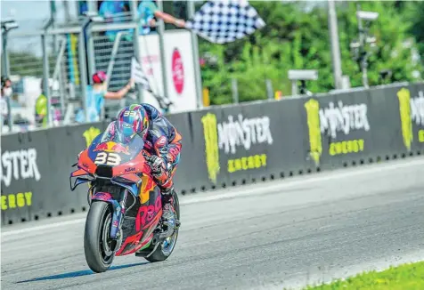  ?? MOTOGP.COM ?? Brad Binder, nada más cruzar la línea de meta, ayer en el circuito de Brno