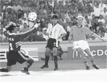  ?? ?? Bergkamp ghi bàn tuyệt đỉnh vào lưới Argentina năm 1998