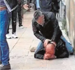  ?? ABC ?? Uno de los detenidos durante la agresión a un vecino en Linares