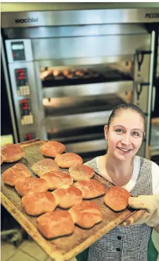  ?? RP-FOTOS (3): STEPHAN KÖHLEN ?? Melanie Dörnenburg steht in der Ausbildung zur „Fachverkäu­ferin im Lebensmitt­elhandwerk, Schwerpunk­t Bäckerei“.