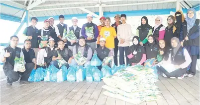  ??  ?? BERGAMBAR bersama Pengerusi Masjid dan penduduk kampung yang membantu.