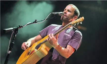  ?? PHOTOS: WAYNE CUDDINGTON ?? Jack Johnson was able to maintain attention with the simple beauty of his melodies on the second day of CityFolk Festival.