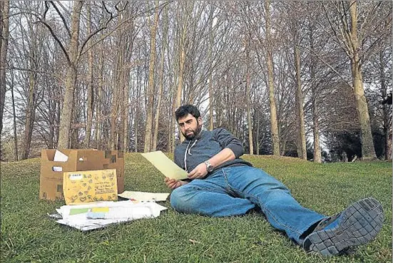  ?? PERE DURAN ?? L’impulsor del certamen de cartes d’amor, Jose Alguacil, llegint les missives que han participat en els dos concursos celebrats