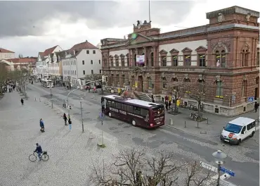 ?? FOTO: MICHAEL BAAR ?? Fahrbahn und Gehwegbere­iche über den Goetheplat­z werden ab Mitte Juli saniert.