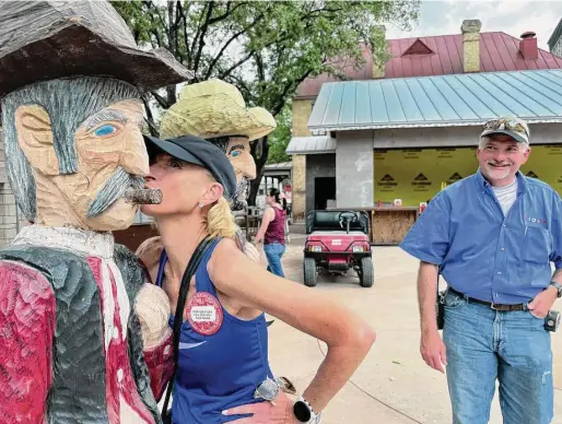  ?? Billy Calzada/Staff photograph­er ?? April Smith-Koebel kisses “Ace,” an icon at A Night in Old San Antonio. She and her brother Brad Dietrich, right, have volunteere­d for decades.