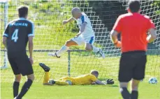  ?? FOTO: GÜNTER KRAM ?? Da ist es passiert: Daniel Di Leo nutzt einen Fehler von Torhüter Alexander Koch zum 2:1.