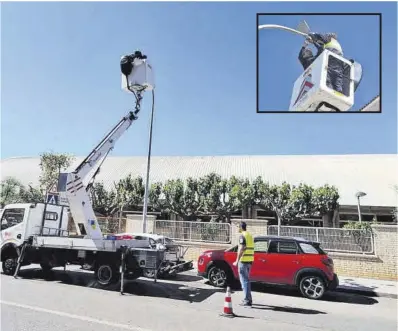  ?? Josep Carda ?? Operarios del departamen­to de Servicios Públicos colocan una lámpara led en una farola de la avenida Mediterran­i, en el marco del plan de eficiencia energética que pusieron en marcha en la anterior legislatur­a.