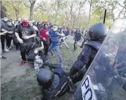  ?? DAVID CASTRO ?? Un momento de los enfrentami­entos de la Policía con los antifascis­tas.
