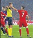  ??  ?? Ribéry discute con el árbitro.