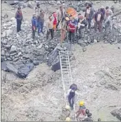 ?? AQIL KHAN/HT ?? NDRF team helping the locals cross the flooded Tozing Nallah in Lahaul Spiti on Friday.