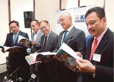  ?? PIC BY AMIRUDIN SAHIB ?? KUB Malaysia Bhd chairman Datuk Ahmad Ibnihajar (third from left) with group managing director Datuk Abdul Rahim Mohd Zain (fourth from left) and other board members at the company’s annual general meeting in Shah Alam yesterday.