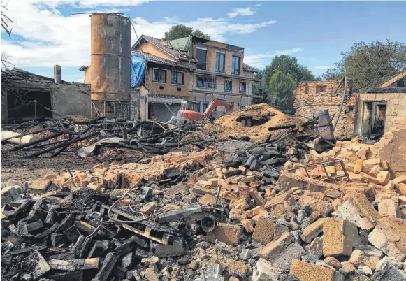  ?? FOTO: RIMKUS ?? Ein Bild völliger Zerstörung: Der Großbrand hat eine Schneise der Verwüstung in dem kleinen Ort hinterlass­en.