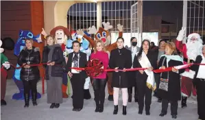  ?? ?? Ceremonia.
En una fiesta se convirtió la inauguraci­ón de la Villa Navideña.