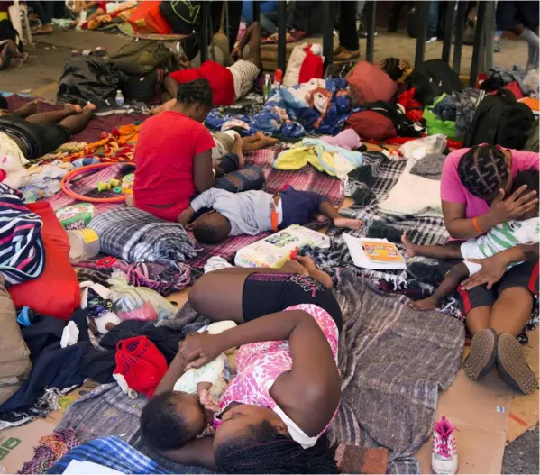  ?? AFP ?? Haitianos esperaban la resolución de su estatus migratorio en Monterrey, México, el 27 de setiembre.