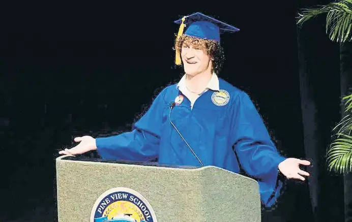  ?? RWITTER ?? Zander Moricz durante su discurso de graduación en el instituto de secundaria Pine View del estado de Florida