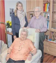  ?? FOTO: NIEDERER ?? Jubilarin Martha Theresia Demuth und ihr Mann Eugen freuten sich über die Glückwünsc­he der Ersten Bürgermeis­terin Eva-Britta Wind.