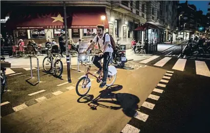  ?? ANA JIMÉNEZ ?? La proliferac­ió dels carrils bici, una de les causes principals de la desaparici­ó d’aparcament­s