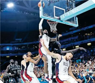  ?? ?? El alero Lebron James (6) resultó incontenib­le para la defensiva rival.