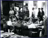  ??  ?? Alcuni studenti cenano nell’Università di Mosca (1925)