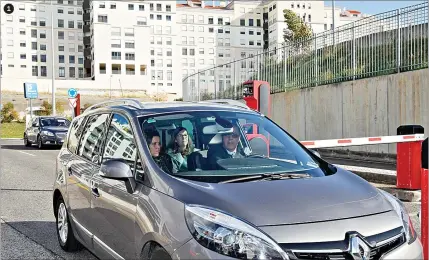  ??  ?? 1 Juíza Ana Peres esteve ontem mais de uma hora no Estádio da Luz 2 Funcionári­o judicial José Silva ao lado de Paulo Gonçalves no interior do estádio 3 Paulo Gonçalves, ex-assessor jurídico do Benfica, à conversa com José Silva e Júlio Loureiro 4 Paulo Gonçalves entrega uma camisola à toupeira 5José Silva ao lado do jogador Jardel