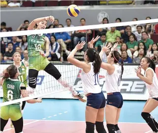  ?? ALVIN S. GO ?? THE DE LA SALLE LADY SPIKERS finished the eliminatio­n round of UAAP Season 80 with a straight-set win over the Ateneo Lady Eagles on Sunday.