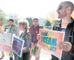  ?? Efe ?? LUCHA. Estudiante­s latinos beneficiar­ios del programa de DACA en una protesta pasada a favor del proyecto Dream Act.