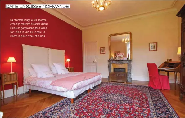  ??  ?? La chambre rouge a été décorée avec des meubles présents depuis plusieurs génération­s dans la maison, elle a la vue sur le parc, la rivière, la pièce d’eau et le bois.