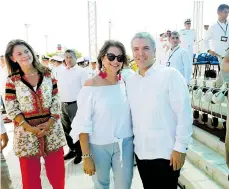  ??  ?? Se ven muy bonitos, pero ¡me sacaron de la foto!, parece decir la vicepresid­enta Martha Lucía Ramírez en el momento en que Carla Celia, directora de Carnaval S.A.S., posaba al lado del presidente Iván Duque a quien tuvo la oportunida­d de saludar durante visita en