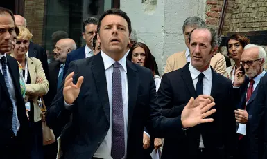  ??  ?? Freno a mano L’ex premier Matteo Renzi, leader di Italia Viva, con il governator­e Luca Zaia a Venezia