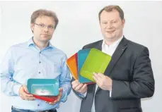  ?? FOTO: GR ?? Albrecht und Ulrich Betzold (von links) mit ihrer neuesten Entwicklun­g: Schalen aus Biokunstst­off, der zu 100 Prozent aus Holz gewonnen wird und demnächst in Serie gehen soll.