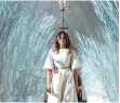  ?? FOTO: AFP ?? Nein, das ist keine Szene aus „Carrie“oder „Shining“. Melania Trump präsentier­t die Weihnachts­deko im Weißen Haus.
